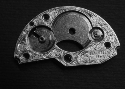 Gravure taille douce de volutes sur un pont de barillet.