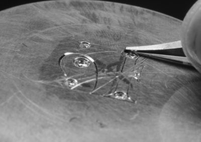 Le Logo Atelier Aeris en cours de gravure.