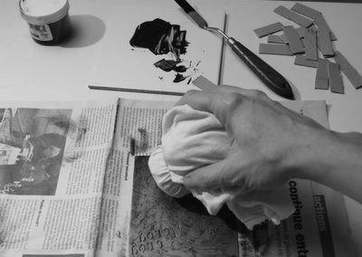 Gravure sur cuivre en cours d'essuyage. Il s'agit de l'étape suivant l'encrage. Ensuite on pourra imprimer l'estampe.