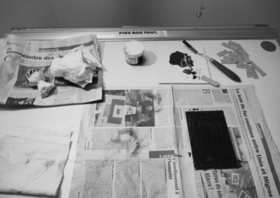 Plaque gravée sur cuivre encrée. L'étape suivante est l'essuyage pour pouvoir ensuite imprimer l'estampe.