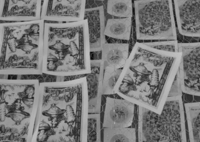 Les estampes fraichement imprimées sèchent sur un séchoir à papier.