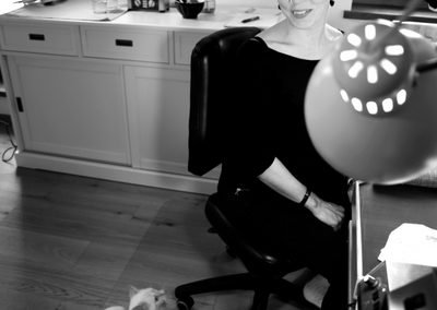 Le chat visite souvent l'atelier de gravure.