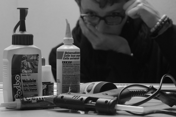 Concerne un article de blog prodiguant des conseils sur la colle à papier.