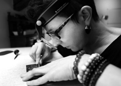 J'utilise une loupe pour graver mes estampes car elles sont trop grandes pour être gravées sous un binoculaire.