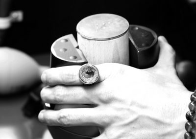 La version gravée du logo Atelier Aeris en cours de réalisation. Le dessin est fait avant gravure.