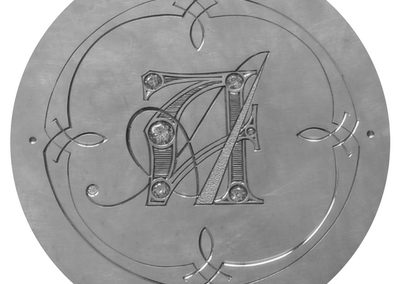 Logo Atelier Aeris gravé, serti et ciselé.