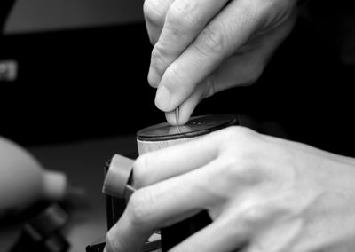 Sertissage clos pour le logo Atelier Aeris.