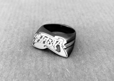 Chevalière gravée sur mesure pour homme en argent 925 noircit. Gravure réalisée pour "Mademoiselle O", joaillière et créatrice de bijoux sur-mesure.