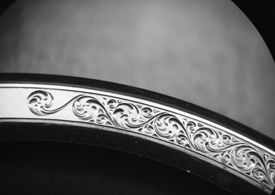 lunette de montre en bronze décorée de petites volutes. gravure main.