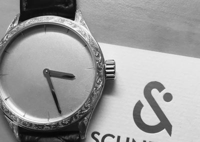 montre en aluminium gravée main de feuilles d'acanthes.