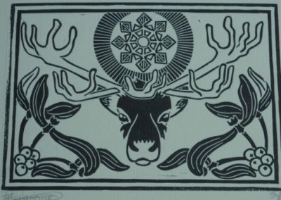 estampe carte de noël représentant un renne avec un flocon de neige au dessus de la tête et du gui au coins inférieurs.