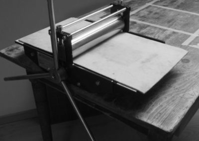 presse à rouleaux petit format, utilisée pour l'impression d'estampes.