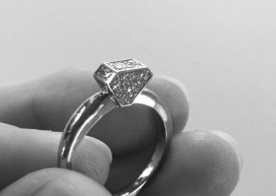 bague en or en forme de diamant serti de diamants.