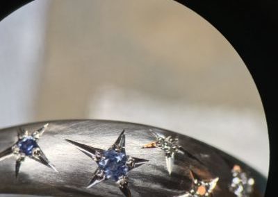 bague sertie en étoile de saphirs et de diamants.