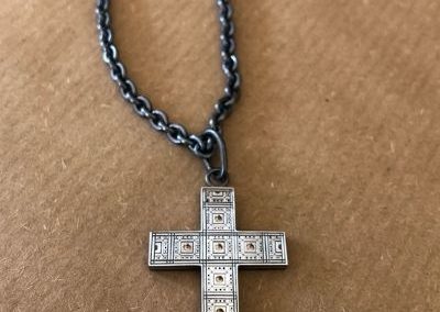 croix en argent gravée et ajourée façon "moucharabieh", les sous laissants apparaitre l'or rose en dessous.