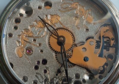 Montre à mouvement apparent, la platine est décorée de fourmis gravées et ciselée.