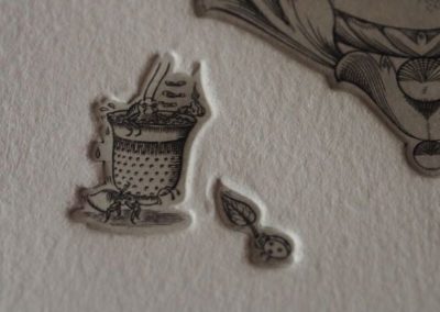 Détail d'une estampe. Blatte prenant un bain dans un dé à coudre transporté par une fourmis pendant qu'une coccinelle lui fait de l'air avec une feuille.