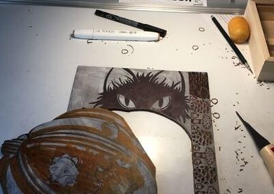 étape de la fabrication d'une estampe: découpage de la plaque de façon à pouvoir encrer en plusieurs couleurs.