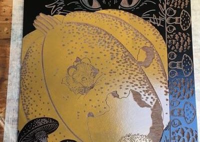 étape de fabrication d'une estampe: les différentes parties de la plaque sont encrées séparément et rassemblées avant l'impression.