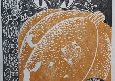 Estampe d'automne représentant un chat noir caché derrière une courge couleur ocre que grignotent des souris. Bordure gauche noir et blanche composée de pives, de châtaignes et de champignons.