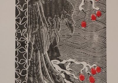 estampe d'automne représentant un corbeau noir sur fond ligné de blanc perché une branche d'églantiers dont les fruits sont rouges.