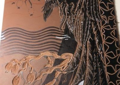 Plaque de lino en cours de gravure